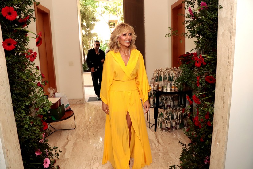 Chegada de Mara Ferraz ao salao